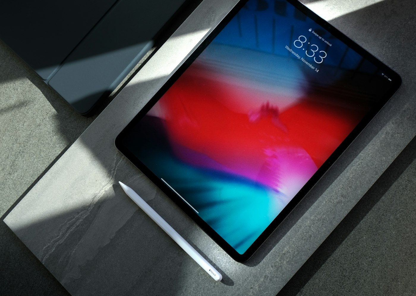 iPad cu stylus, pe o suprafață de piatră